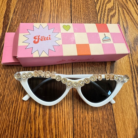 Xo fetti bride sunglasses & temporary tattoos 🕶️ 👰🏻♀️👰 - Picture 4 of 10